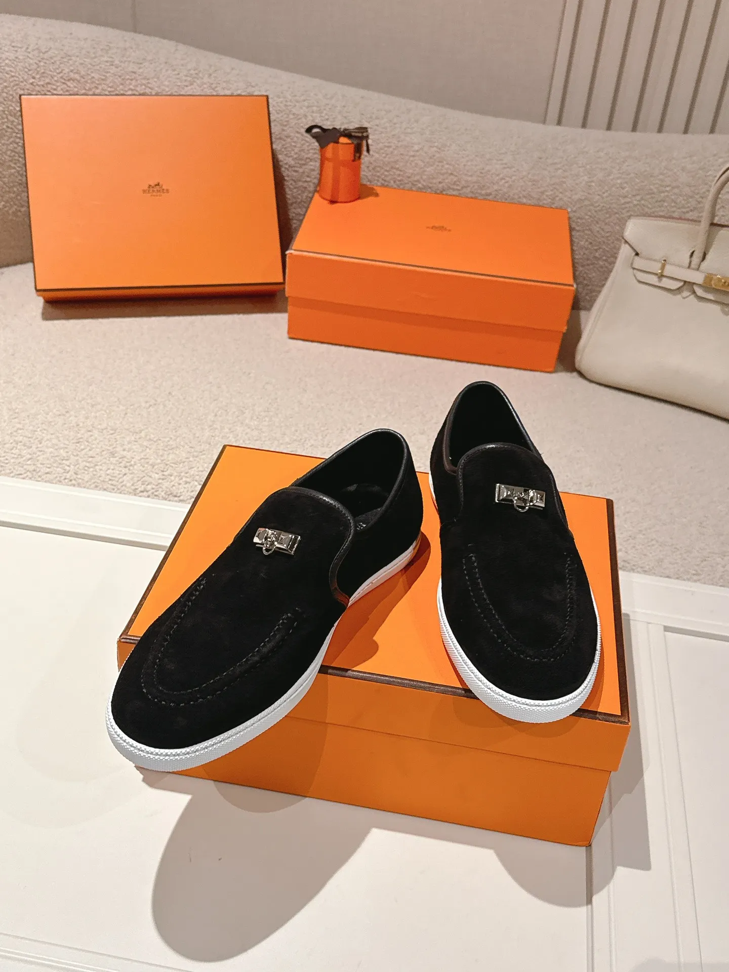 Men's Men's Shoes 600💰 Hermes# Couple Studded Loafers Calfskin and suede goatskin lace-up free sneakers with signature "H" detail. The design is simple and smooth, creating a fashionable urban look. It is comfortable and versatile. H family classics are not outdated, and the delivery counter is exquisitely packaged🛍📦 Fabric: Original customized imported first-layer cowhide/cow down Lining: Imported soft sheepskin Sole: Original open-molded anti-slip TPU material Size: 35-45
